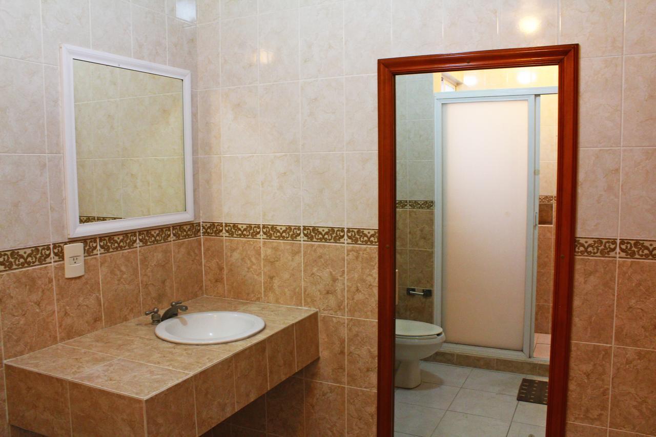 Hotel Real De Cortes Лос-Рейес Экстерьер фото