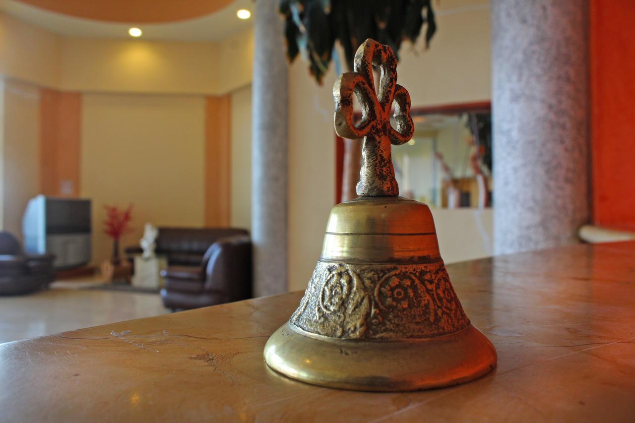 Hotel Real De Cortes Лос-Рейес Экстерьер фото